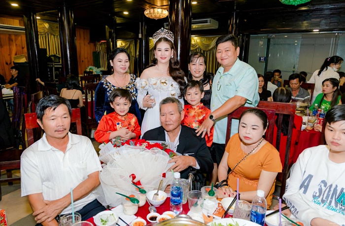 Phạm Đình Thái Ngân hạnh phúc hát mừng Phương Triều đăng quang Hoa hậu Doanh nhân Toàn năng châu Á Ảnh 8