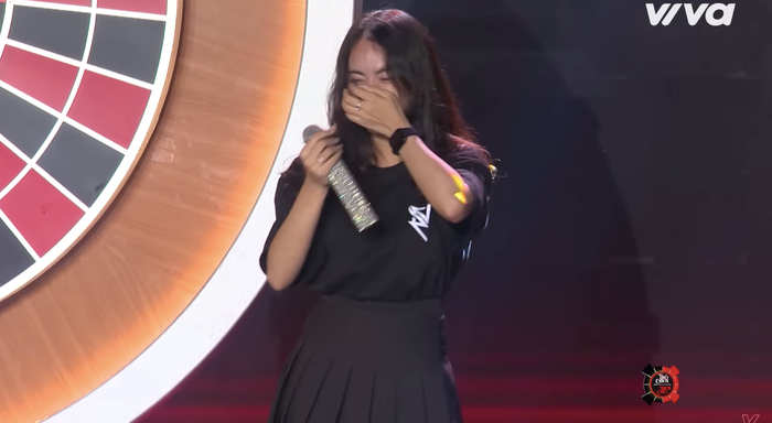 Nữ vũ công vỡ òa trong sung sướng.