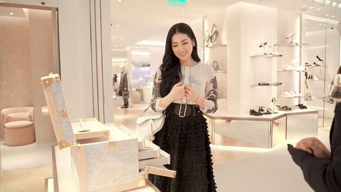 Á hậu Dương Tú Anh cũng mong muốn sở hữu siêu phẩm này của nhà Dior.