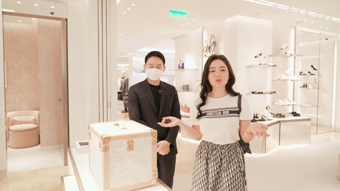 Chiếc trunk này cũng được một số dân chơi hàng hiệu lùng sục mua trong đó có cô nàng Giang Doll - được biết đến là một quý cô sở hữu khối hàng hiệu đồ sộ và là một “tay chơi” đồ hiệu có tiếng. Cũng giống như hai nàng hậu Hương Giang và Dương Tú Anh, Giang Doll trong một lần vào store của Dior mua sắm cũng vô tình bắt gặp chiếc Trunk quý hiếm này. Cô nàng vô cùng phấn khích muốn mua liền nhưng khi được nhân viên cho hay chiếc Trunk này đã có chủ thì cô chỉ biết thốt lên quá đẹp, chỉ biết xin vía vị đại gia bí mật và không quên đặt mua một chiếc rương giống vậy.