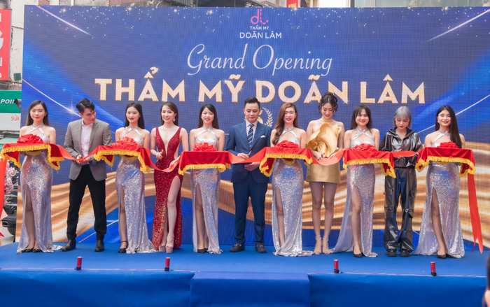 'Phó tổng Hoàng' bất ngờ tái hợp cùng Diễn viên Quỳnh Nga tại Lễ ra mắt Trung tâm Thẩm mỹ Doãn Lâm Ảnh 2