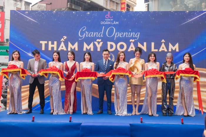 'Phó tổng Hoàng' bất ngờ tái hợp cùng Diễn viên Quỳnh Nga tại Lễ ra mắt Trung tâm Thẩm mỹ Doãn Lâm Ảnh 1