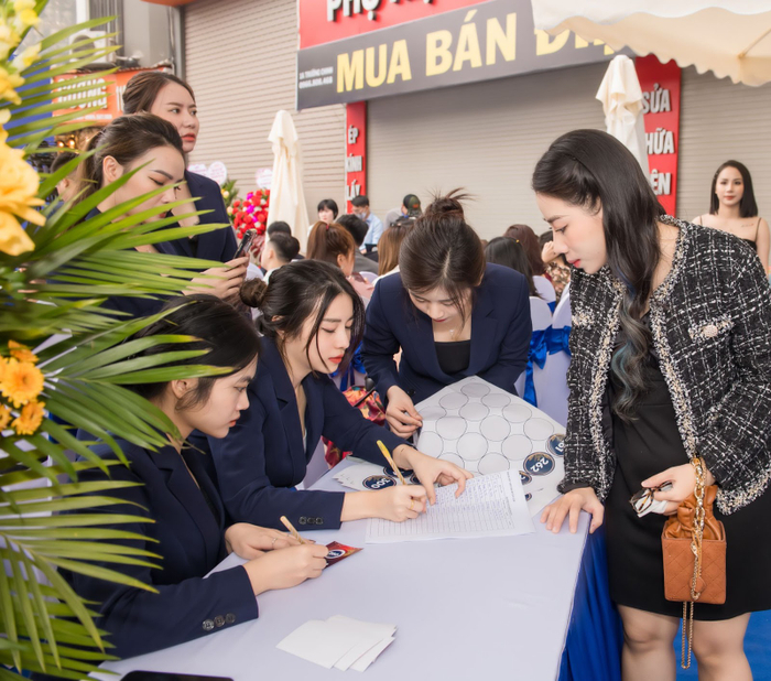 'Phó tổng Hoàng' bất ngờ tái hợp cùng Diễn viên Quỳnh Nga tại Lễ ra mắt Trung tâm Thẩm mỹ Doãn Lâm Ảnh 2