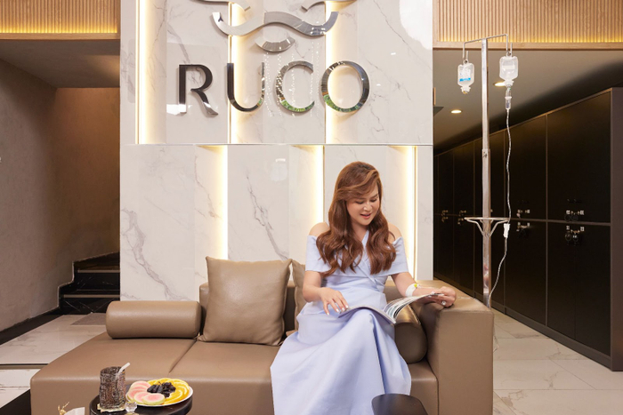 Không chỉ chăm sóc làn da, Lưu Bích cũng trải nghiệm liệu pháp truyền năng lượng NAD để duy trì năng lượng trên sân khấu