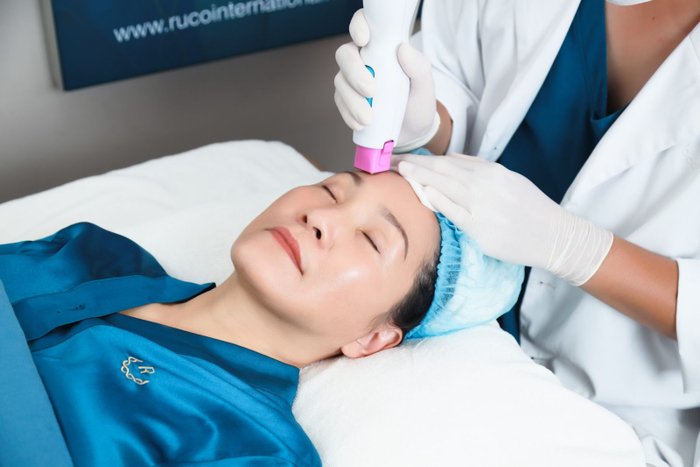 Bác sĩ tại Ruco đang thực hiện căng da, xóa nhăn cho Hồng Đào bằng công nghệ Thermage