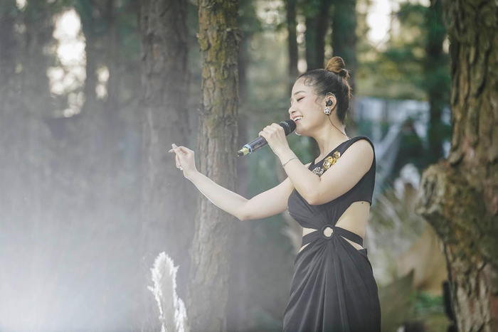 Ca sĩ Dương Hoàng Yến mở màn See in the Forest với ca khúc Tay trái chỉ trăng
