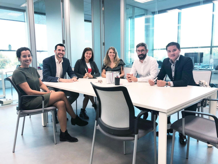 Nhà Sáng Lập Charme Perfume làm việc với nhà điều chế Lucas SieuZac và các cộng sự tại Pháp