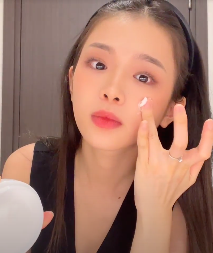 Khám phá 'bí mật' trong chu trình tẩy trang của hot girl Linh Ka Ảnh 2