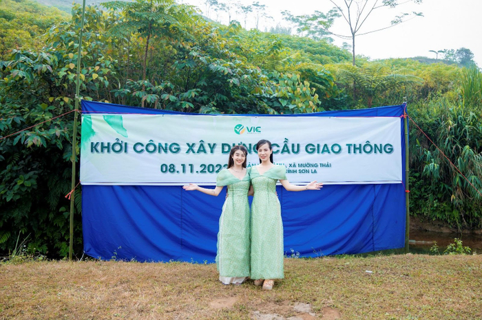 Hana Cẩm Tiên và Phạm Thị Ngọc Ánh - Founder thương hiệu VIC  tại Lễ khởi công xây dựng cầu giao thông tại tỉnh Sơn La