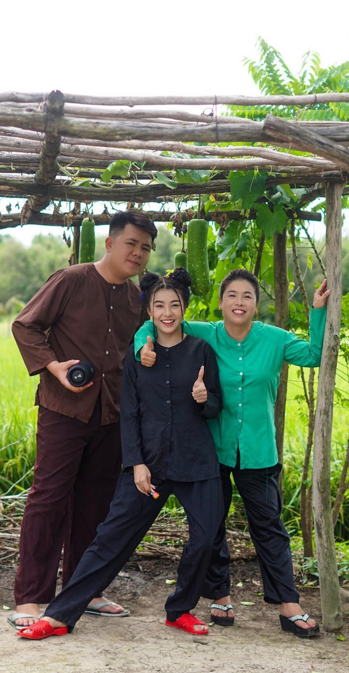 Hana Cẩm Tiên cùng Người yêu hiện tại và mẹ trong dự án 'Yêu đừng có nhây' vừa ra mắt