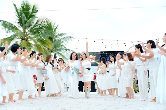 Nữ hoàng hoa hồng cùng mẹ rạng rỡ xuất hiện tại sự kiện