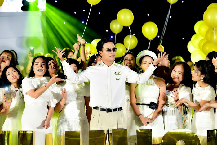 Bùi Thanh Hương xúc động khi dàn nghệ sĩ và những người bạn thân thiết hát tặng tại sự kiện