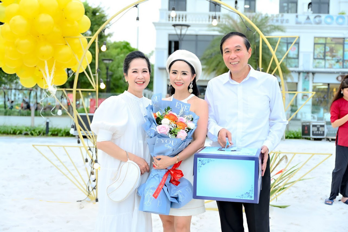 Cặp đôi vàng NSND Lan Hương và NSƯT Đỗ Kỷ góp mặt trong sinh nhật Nữ hoàng hoa hồng