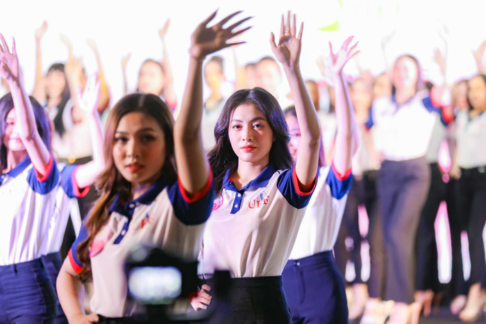 Phần trình diễn đồng phục UEF tạo ấn tượng cho người xem 