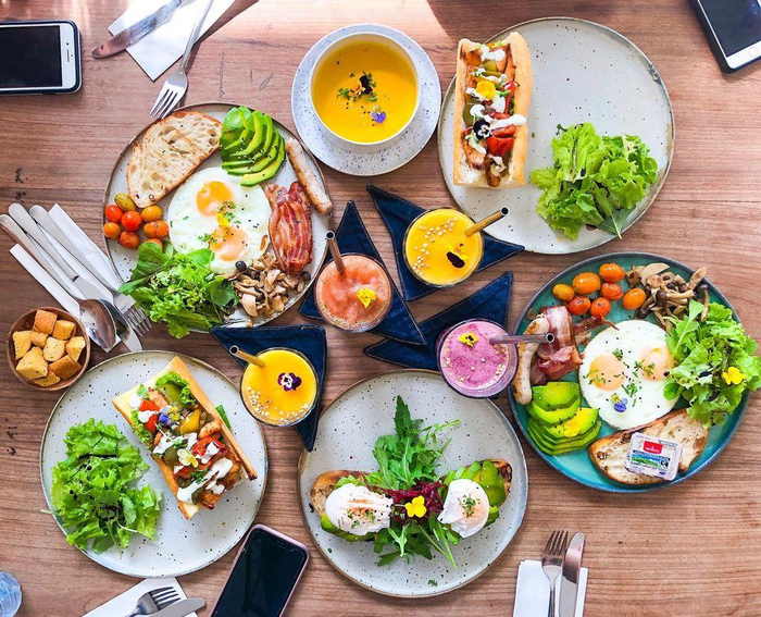 Một số món ăn mà bạn nhất định phải thử tại The Vintage Emporium có thể kể đến như Banana Peanut Butter Bowl (Sinh tố chuối bơ đậu phộng cùng các loại hạt dinh dưỡng) hay Hearty Breakfast (Bữa sáng gồm trứng, xúc xích, thịt ba rọi xông khói và bơ). (Nguồn: Fanpage The Vintage Emporium)