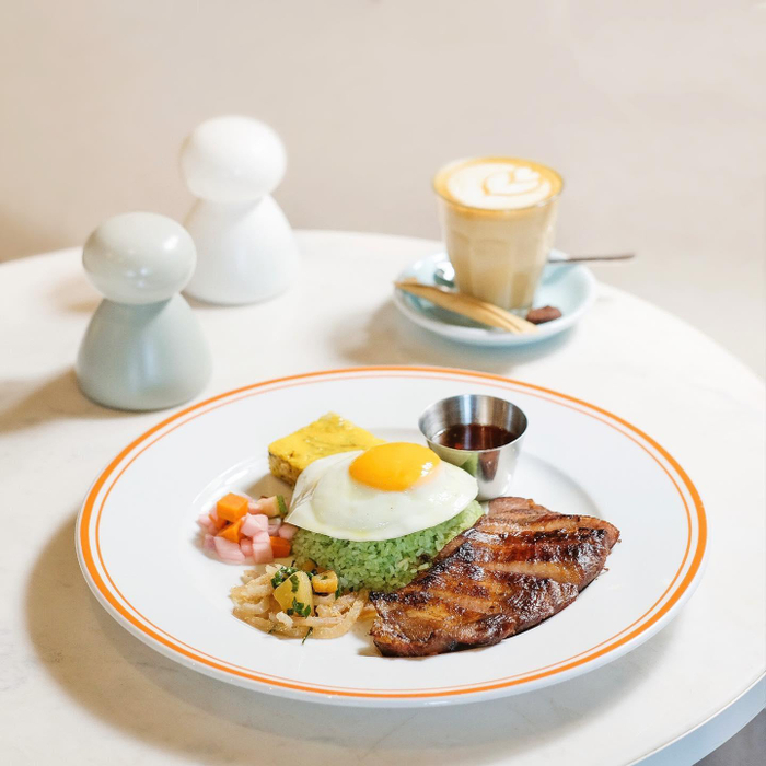 Secreto Cơm Tấm là một trong những món best-seller mà mọi thực khách đều nên thử tại Godmother. Ngoài các nguyên liệu truyền thống như cải chua, bì, tóp mỡ, món ăn được biến tấu mới lạ với thịt heo iberico và cơm xanh chế biến từ rau chân vịt. (Nguồn: Fanpage Godmother Bake & Brunch)