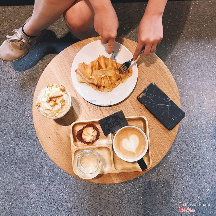 Ngoài ra, nhắc đến Starbucks là nhắc đến menu thức uống được bao tín đồ ẩm thực thuộc “nằm lòng”. Vì thế, đừng quên tự thưởng cho mình một ly Macchiato hay Latte thơm nồng cho bữa ăn thêm tròn vị. (Nguồn: Foody)