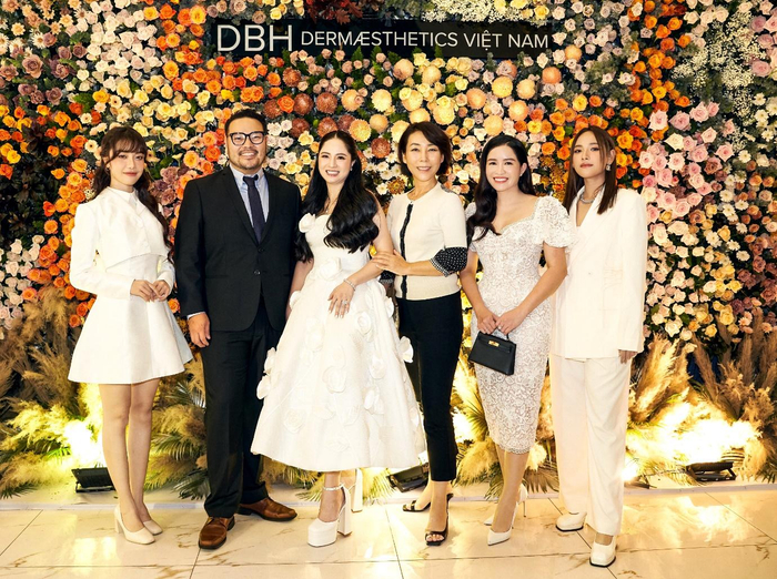 Ca sĩ Hoàng Duyên, đại diện DBH Mỹ ông Licoln Lee, Chủ tịch Hội đồng quản trị DBH Việt Nam Yến Đỗ, chuyên viên da liễu Misha Hwang, Giám đốc điều hành DBH Việt Nam Mai Đỗ và ca sĩ Cara tại sự kiện kí kết.