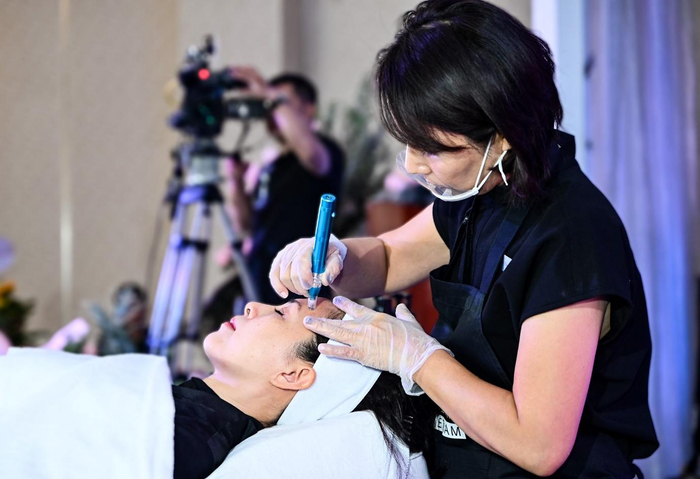 Chuyên gia Misha Hwang thao tác liệu trình Glassy glow solution trứ danh của mỹ phẩm&nbsp; DBH ngay tại sự kiện