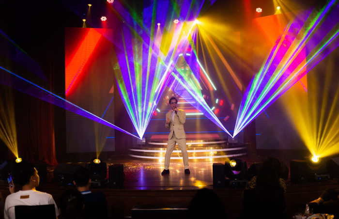 Danh ca Ngọc Sơn “quẩy cực sung' trong đêm nhạc Lời Muốn Nói tại Corona Resort Phú Quốc.