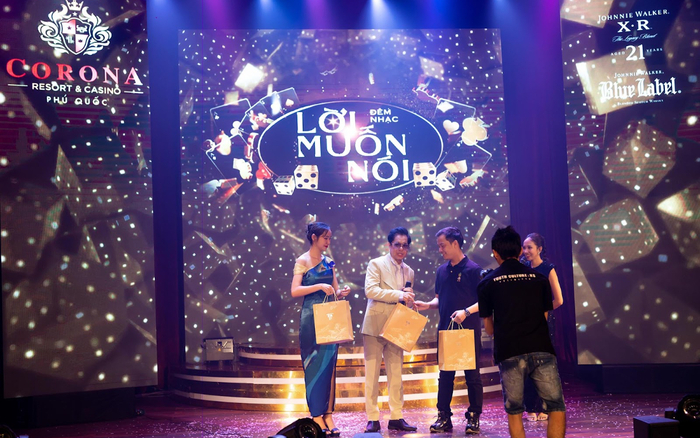 Danh ca Ngọc Sơn 'quẩy cực sung' trong đêm nhạc tại Phú Quốc Ảnh 2