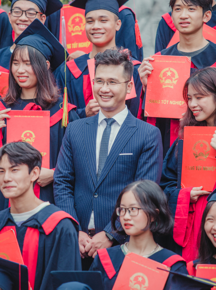 Thầy giáo Dương Hà chia sẻ về phương pháp luyện thi Hóa chuyên biệt cho Gen Z Ảnh 1