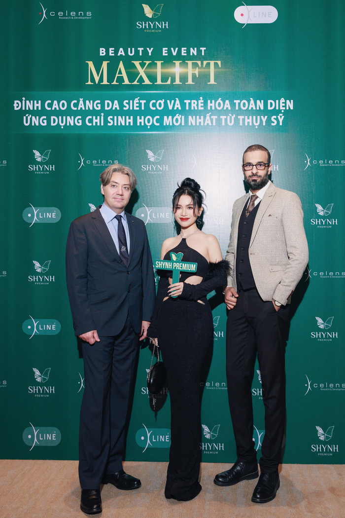 Thân hình “bé hạt tiêu” trước Mr Salvatore De Caro - Chủ tịch Tập đoàn Dược mỹ phẩm Xcelens International & Dr. Ghofran Mahmoud - Nhà phát minh chỉ Xline nhưng Sĩ Thanh vẫn thu hút mọi ánh nhìn. 