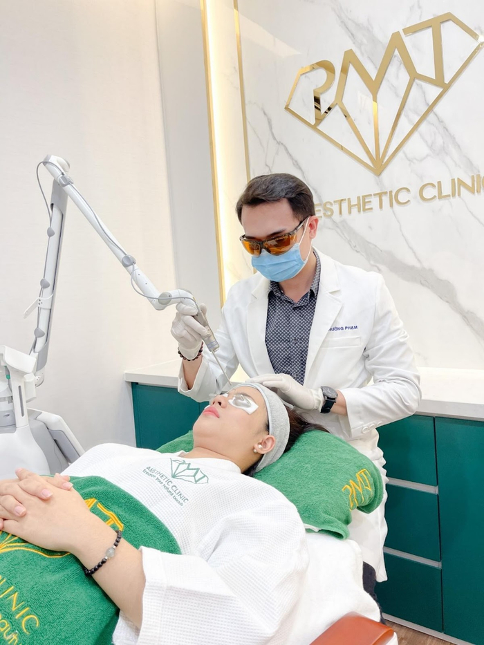 Bác sĩ Trường đang điều trị nám da cho khách hàng bằng công nghệ Laser