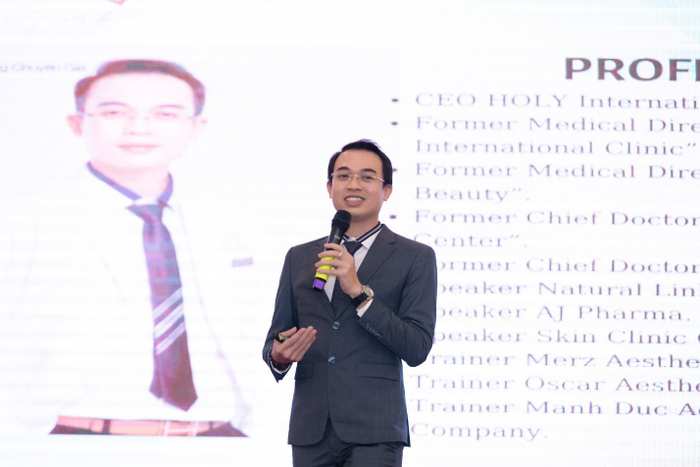 Bác sĩ Trường trong một buổi chia sẻ chủ đề: “Trị nám da chuẩn y khoa”