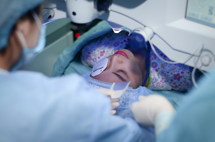 MC Hoàng Linh phẫu thuật TKX bằng ReLEx SMILE độc quyền trên hệ thống máy Visumax