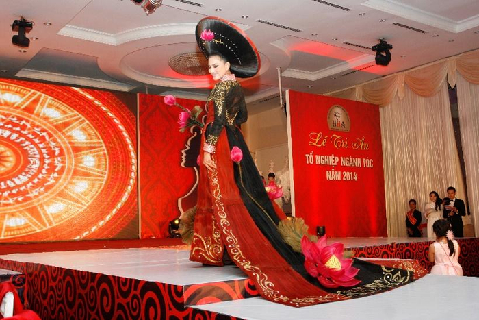 Á Hậu Trương Thị May trình diễn thời trang áo dài bằng tóc thật.