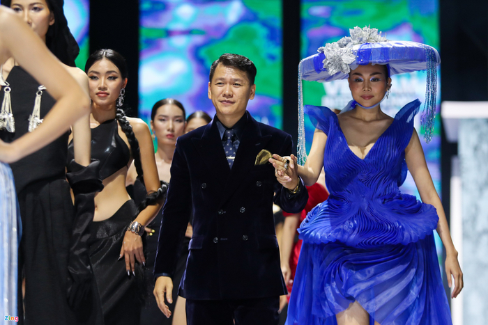 Bộ sưu tập “Sương” của nhà thiết kế Hoàng Minh Hà là bộ sưu tập mở màn Aquafina VIFW 2022. Ảnh: Ngọc Duy