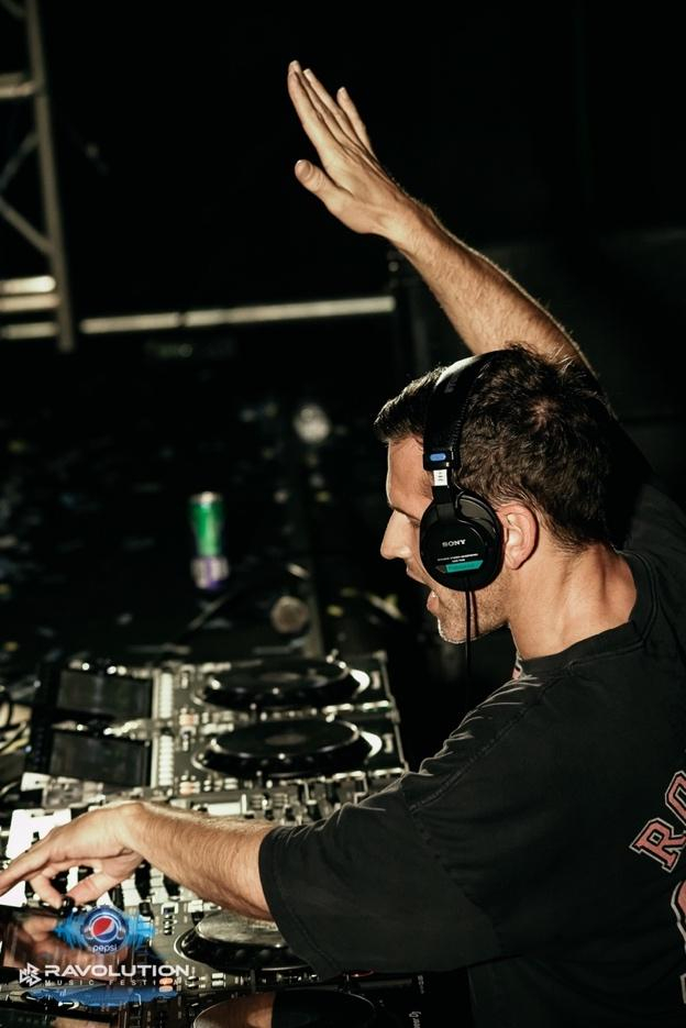 DJ huyền thoại người Mỹ - Kaskade