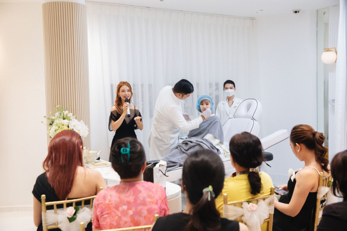 Ms.Rin Nguyễn và đội ngũ bác sĩ Shynh Premium đang thực hiện trực tiếp quá trình làm đẹp trong Shynh Tour “THAY SẮC ĐỔI VẬN” 