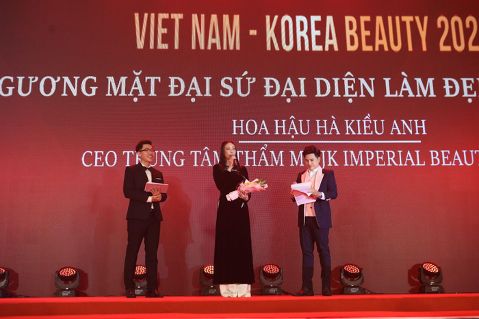 Hoa Hậu Hà Kiều Anh nhận tôn vinh 'Gương mặt đại sứ đại diện làm đẹp Việt Hàn' tại Vietnam – Korea Beauty 2022 Ảnh 3