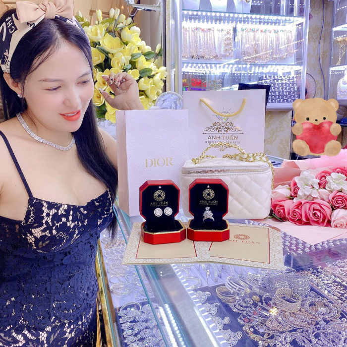 Khách hàng rất hài lòng với những sản phẩm đã chọn của Anh Tuấn An Đông Jewelry