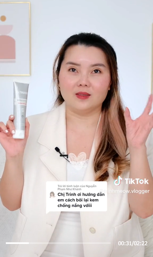 Beauty Blogger Trinh Meow thực hiện thử thách bôi lại kem chống nắng cùng Altruist Sunscreen SPF50.