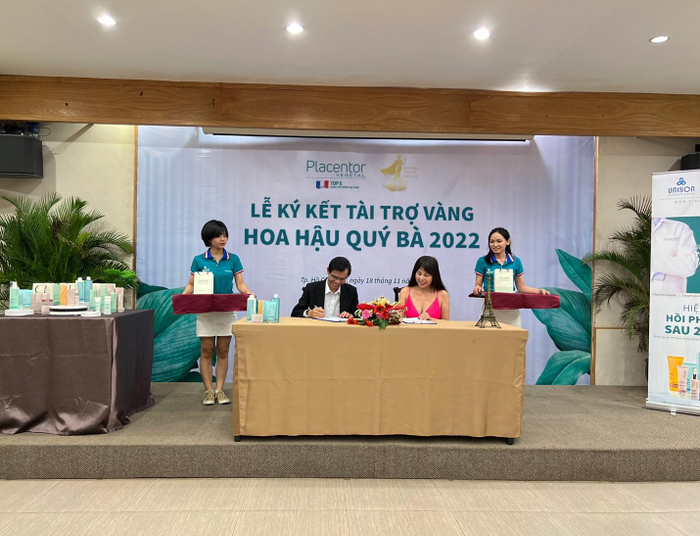 Ông Hà Quang Huy (nhà tài trợ Placentor) ký kết hợp tác với bà Nguyễn Như Quỳnh (Phó trưởng ban tổ chức)