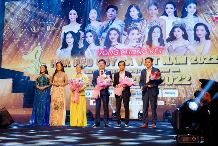 Đại diện Placentor chụp ảnh ban tổ chức cuộc thi Hoa hậu Quý Bà Việt Nam 2022.