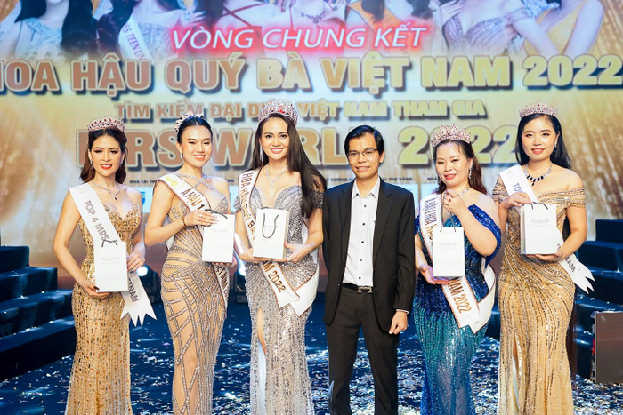 Ông Hà Quang Huy (nhà tài trợ Placentor) chụp ảnh cùng các thí sinh đoạt giải