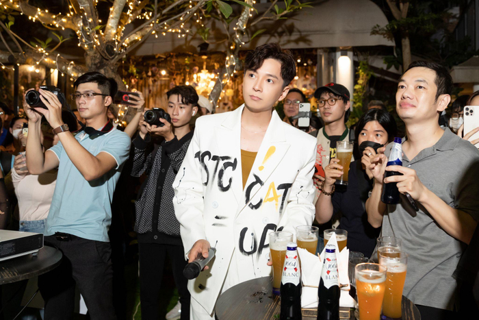 Ngô Kiến Huy tổ chức ra mắt MV mới cực chill trong khu vườn đầy hoa Ảnh 3