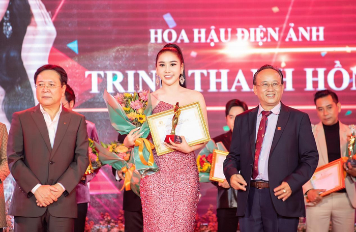 Hoa hậu Trịnh Thanh Hồng nhận giải thưởng trong chương trình Gala doanh nhân hội tụ 3 miền.