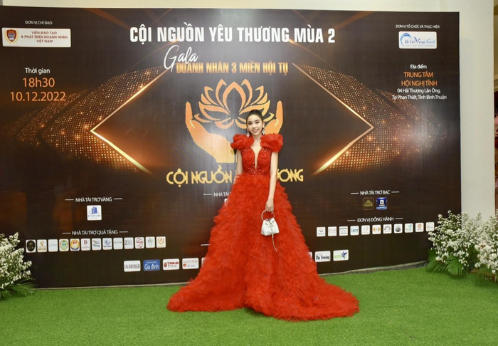 Hoa hậu Trịnh Thanh Hồng thả dáng trên thảm đỏ sự kiện.