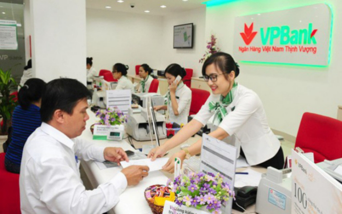 VPBank hỗ trợ khách hàng tạo tài khoản tại quầy giao dịch của ngân hàng