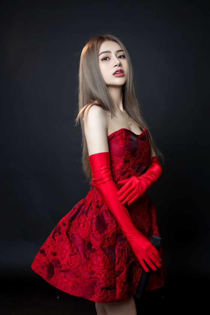 Oanh Tạ không chỉ là một streamer mà còn là một ca sĩ được đông đảo cộng đồng mạng yêu thích.