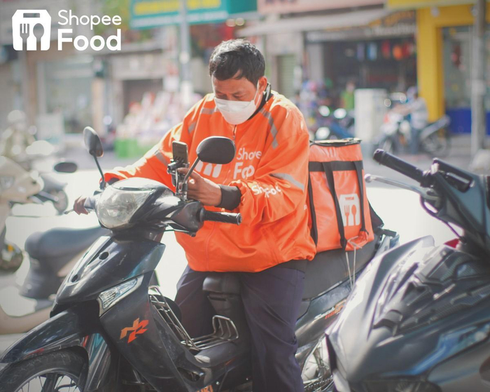 Ngoài ra, một cách tinh gọn hơn là bạn có thể order mọi món ăn trên ShopeeFood, việc vận chuyển chỉ cần để các anh shipper lo.