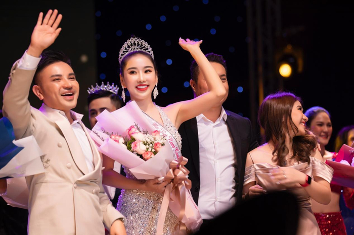 Doanh nhân Kevin Nguyễn, giám khảo chính cuộc thi chúc mừng tân hoa hậu.