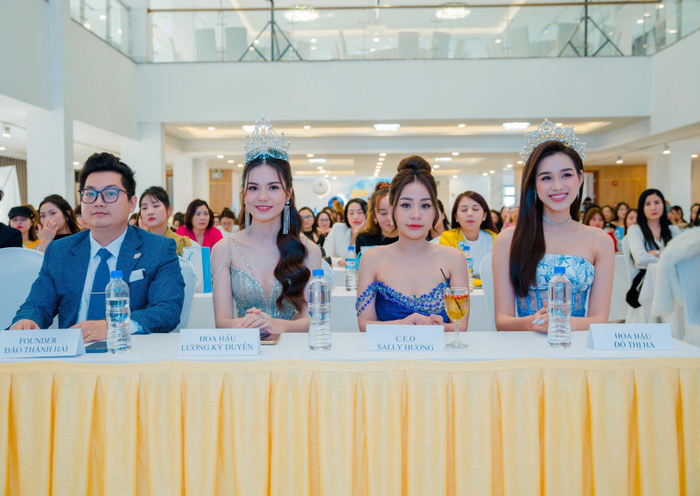 Hai nàng hậu xinh đẹp cùng Ban lãnh đạo công ty Sally Beauty