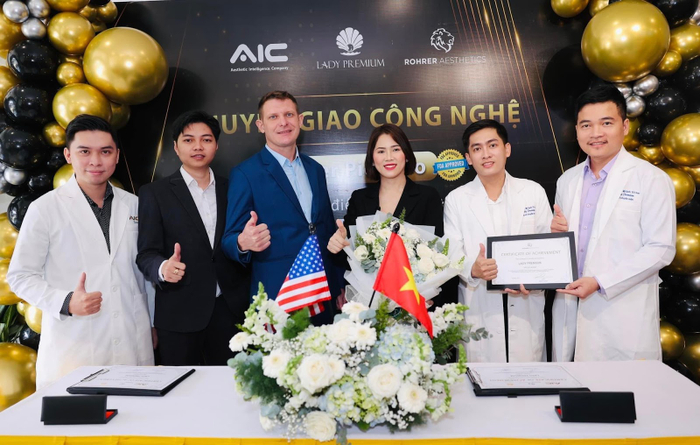 Đội ngũ Lady Premium cùng các đại diện đối tác trong buổi lễ chuyển giao.