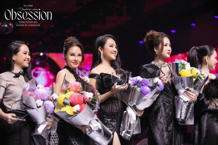 TGĐ Hương Lê đại diện thương hiệu Dr.Halee lên nhận kỉ niệm chương từ chương trình trao tặng